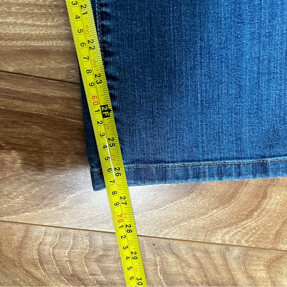 LL Bean Classic Fit Straight Leg Jeans Size 18 Petite Med Wash Blue Denim Basic - Picture 5 of 11